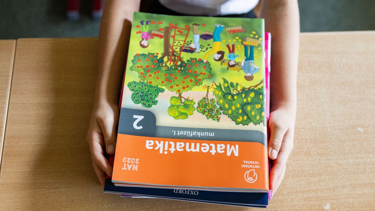 Nagy bejelentést tett a szegedi kiadó: diákok és tanárok ezreit érintheti