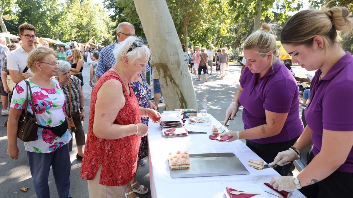 Kétféleképpen is lehetett sütizni a Széchenyi téren augusztus 20-án – galériával
