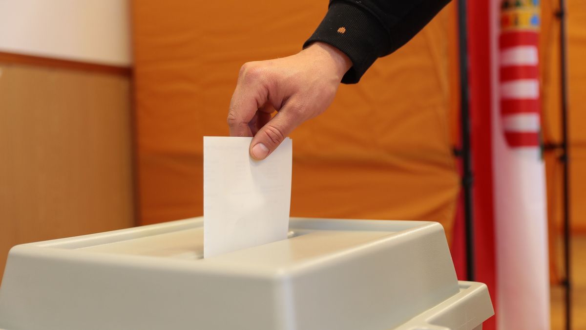 A megüresedett mandátumra sorsolással választottak új képviselőt Pitvaroson