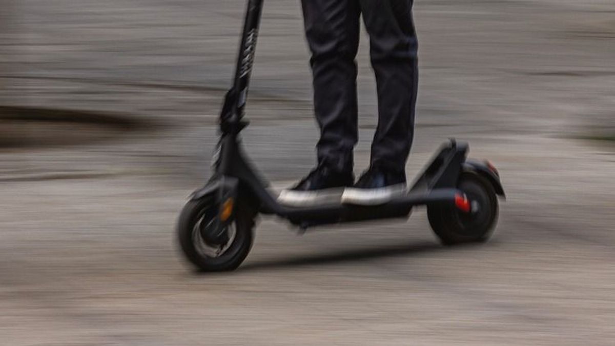 Elütött egy biciklist Szegeden, majd megállás nélkül elhajtott – a rendőrség keresi a rollerest
