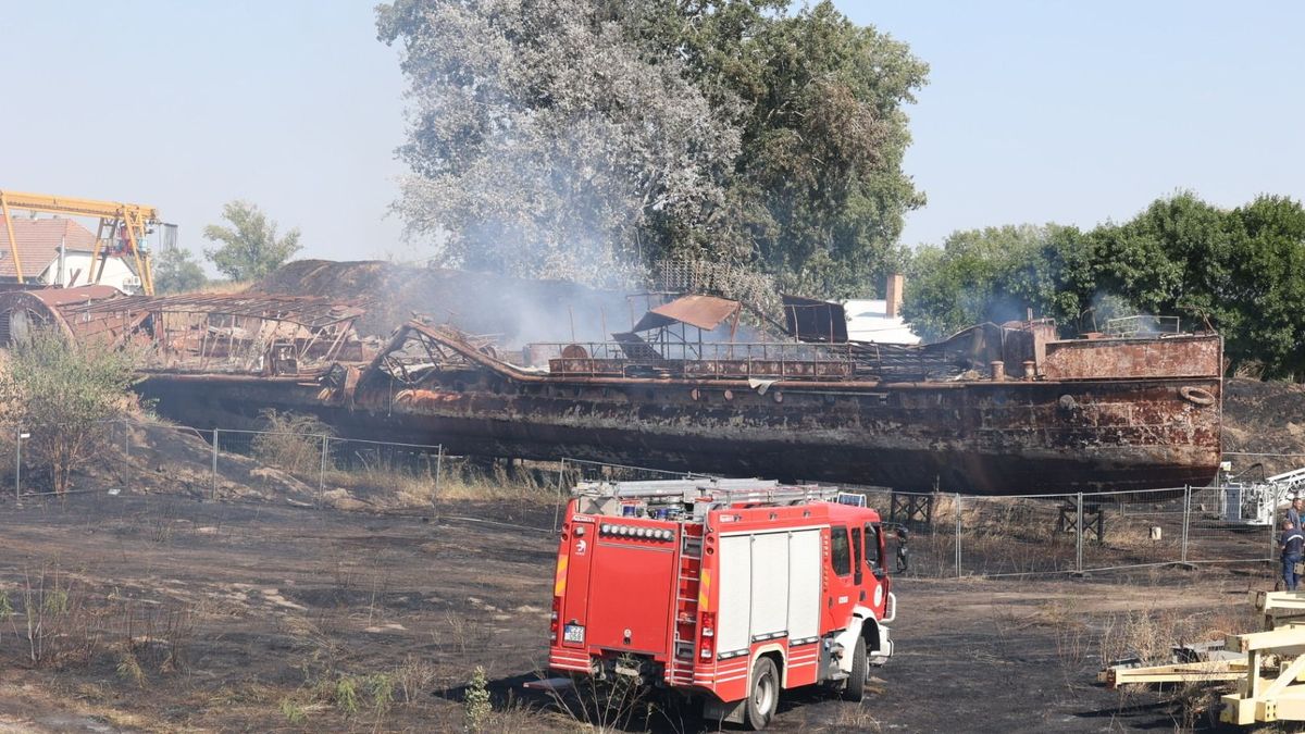 Személyszállító gőzösből kísértethajó? Megpecsételhette a tűz a Szőke Tisza sorsát