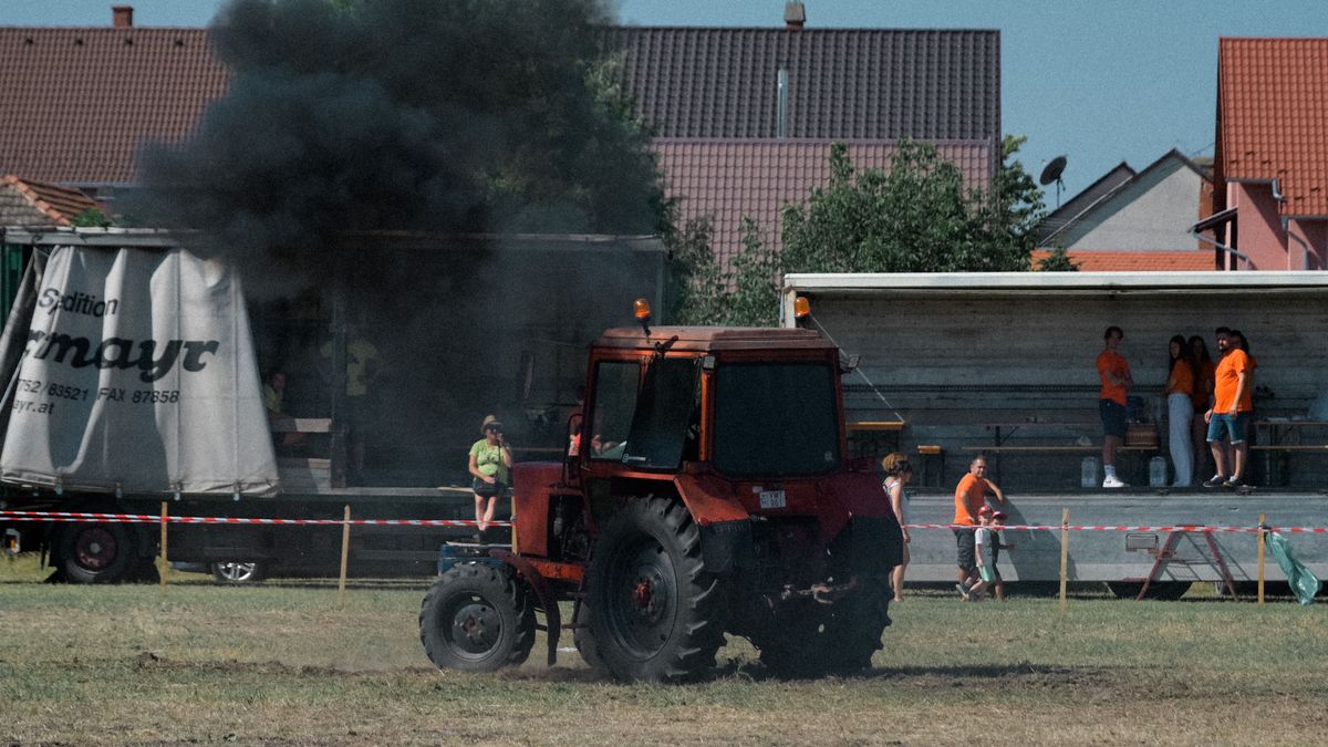 Elszabadultak a „hektárharcosok”: több száz traktor dübörgött végig Zákányszéken – galériával, videóval