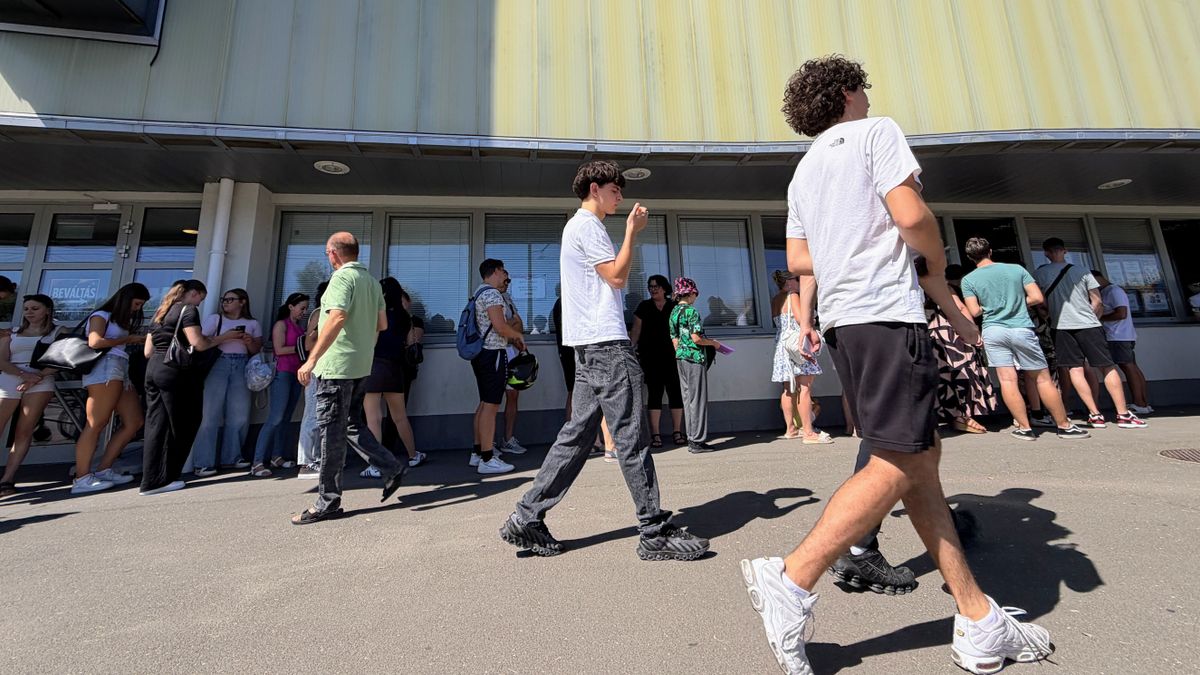 Napokkal a SZIN előtt kígyóznak a sorok az IH-nál – erre mindenképp szükség lesz a karszalag átvételéhez