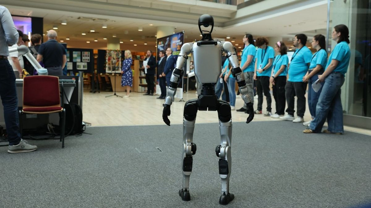 A humanoid robot puszit küld, a kutyája pitizik – a jövővel találkoznak a diákok Szegeden – galériával, videóval