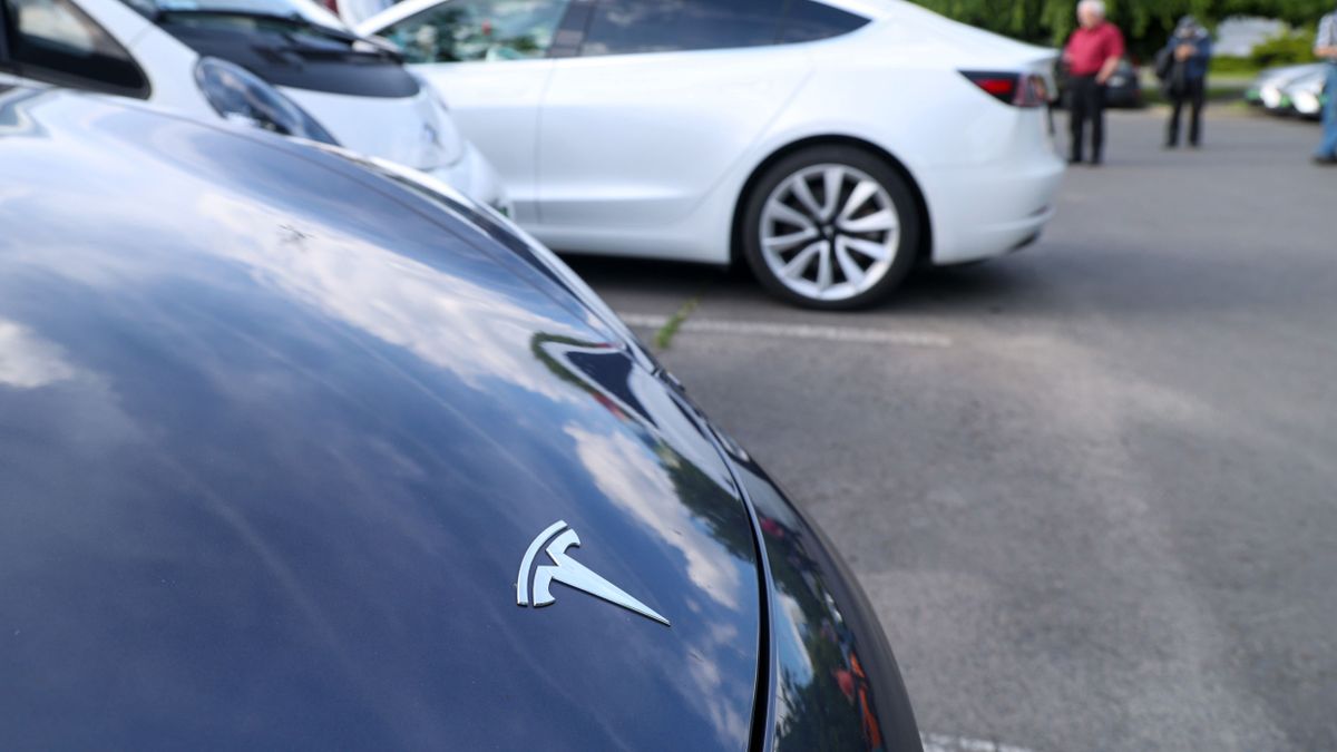 Egymillió kilométert futott Tesla érkezik a Széchenyi térre, de nem ez lesz az egyetlen nagy dobás