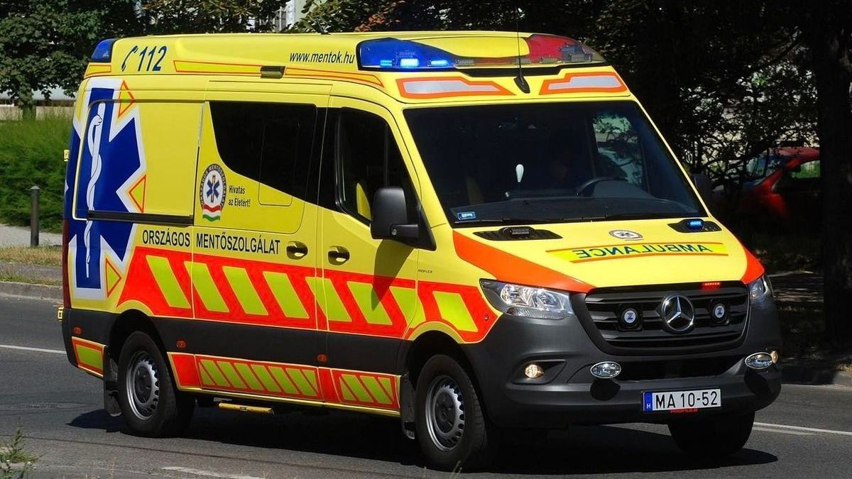 Két autó ütközött Szegeden, mentő is érkezett a balesethez