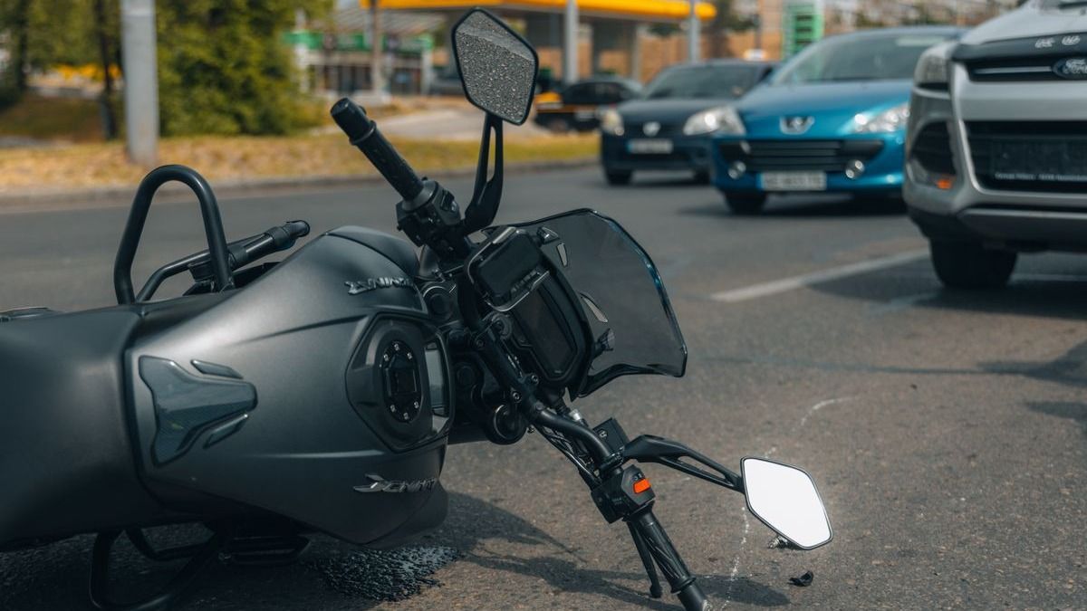 Újabb baleset Szegeden: autó és motorkerékpár karambolozott