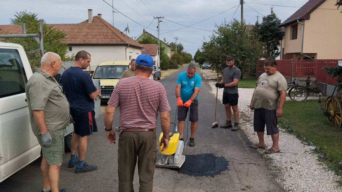 Elfogyott az anyag, saját pénzből folytatják a kátyúzást: egyetlen nap alatt összeállt a brigád Pusztamérgesen