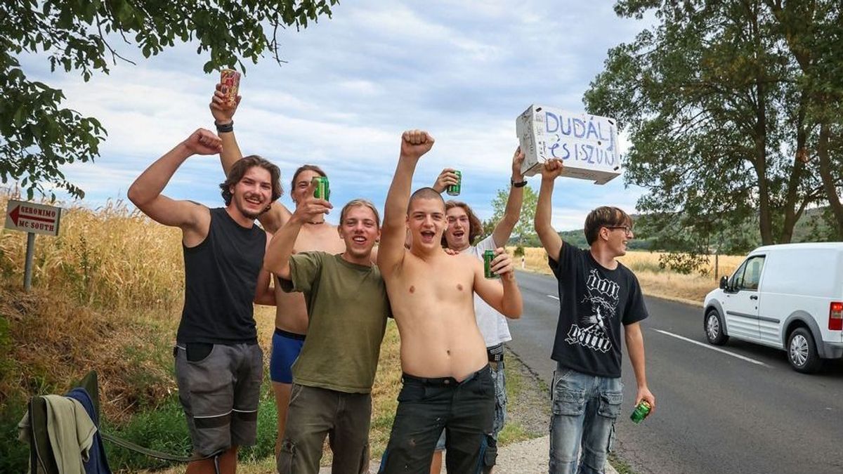 Bedős diákok miatt dudáltak az autósok Sióagárdnál: vándortáborból tartottak haza, de a kitérőből országos sztori lett