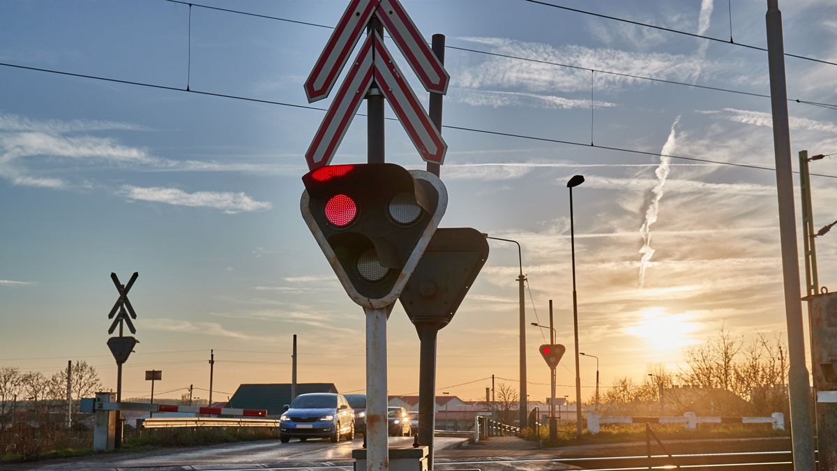 Nem állt meg a sorompónál, négyen haltak meg a vasúti átjáróban