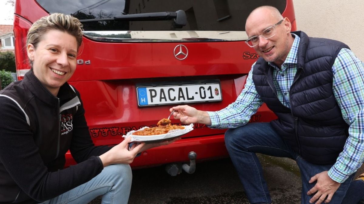 Pacal került a rendszámra, rögtön fotózni kezdték a szegedi családi autót + fotók