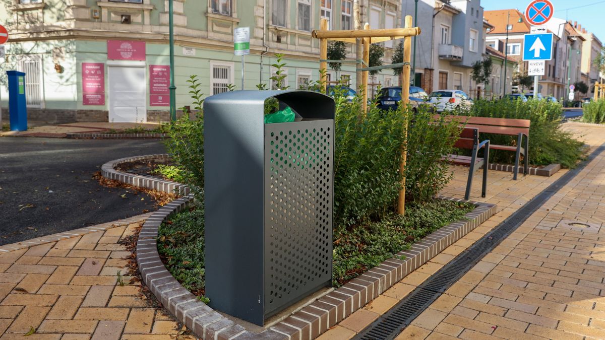 Botrányosnak minősítette Fodor Antal a Gogol utcai kukák árát