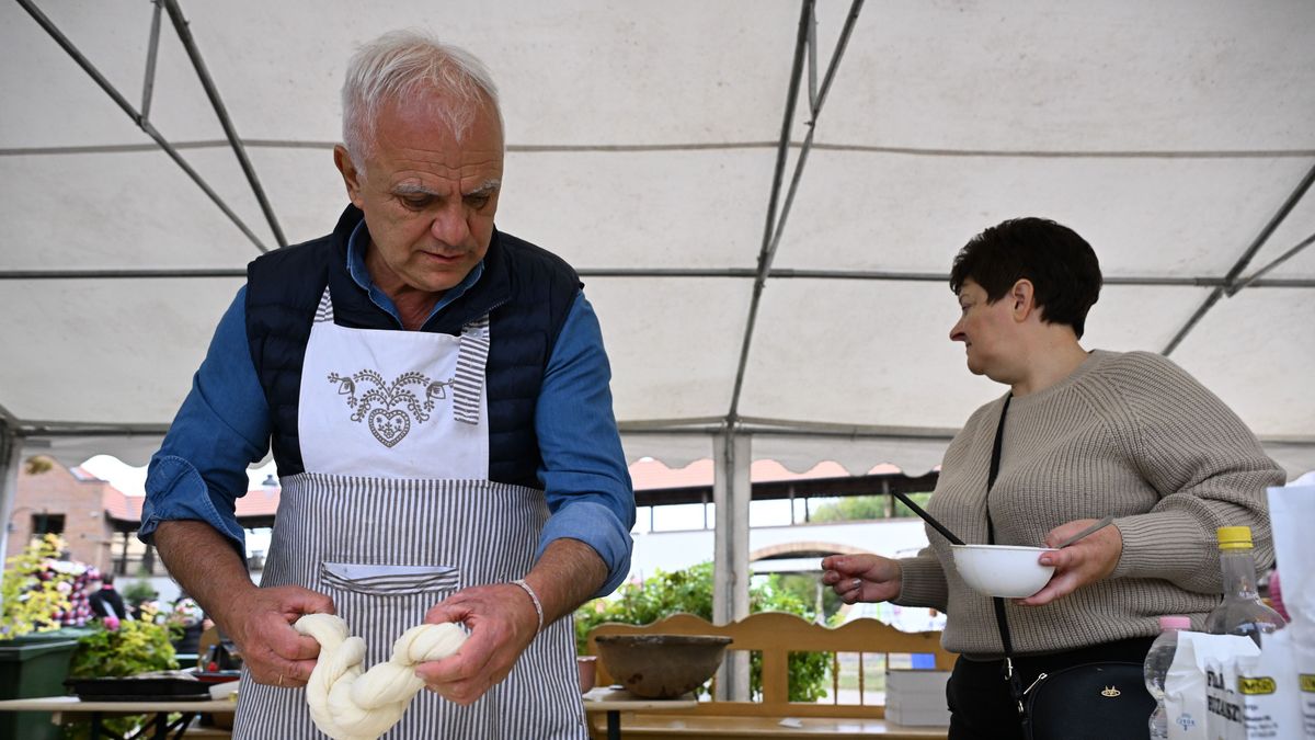 A polgármester is beállt kalácsot fonni a kisteleki fesztiválon + fotók