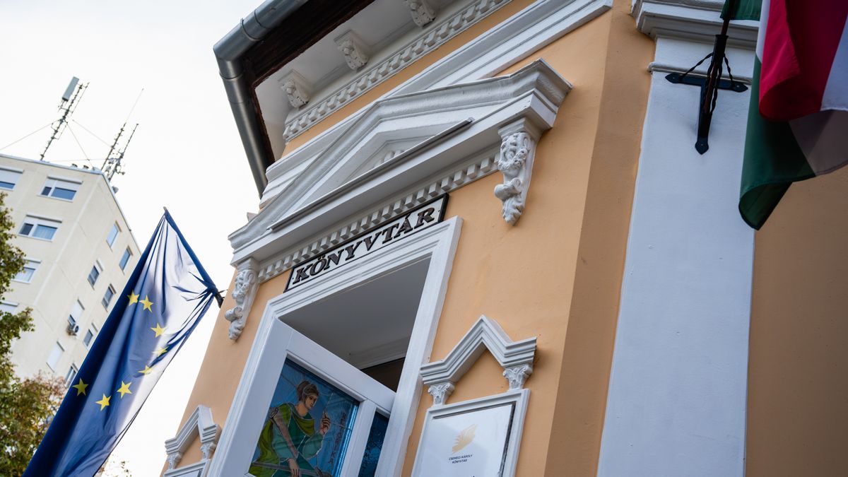 Több mint százmillióból újult meg a csongrádi könyvtár, látványos lett az eredmény – galériával