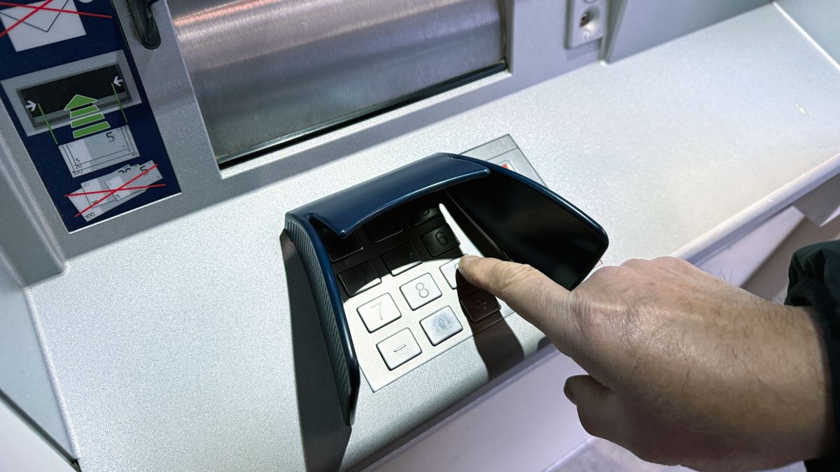 Hamis nyomozók ürítették ki egy idős férfi cégének a bankszámláját + videó