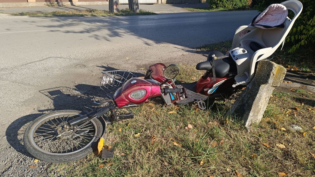 Alig telt el két hét, máris újabb baleset történt a makói kereszteződésben: autó és elektromos kerékpár ütközött – galériával (frissítve)