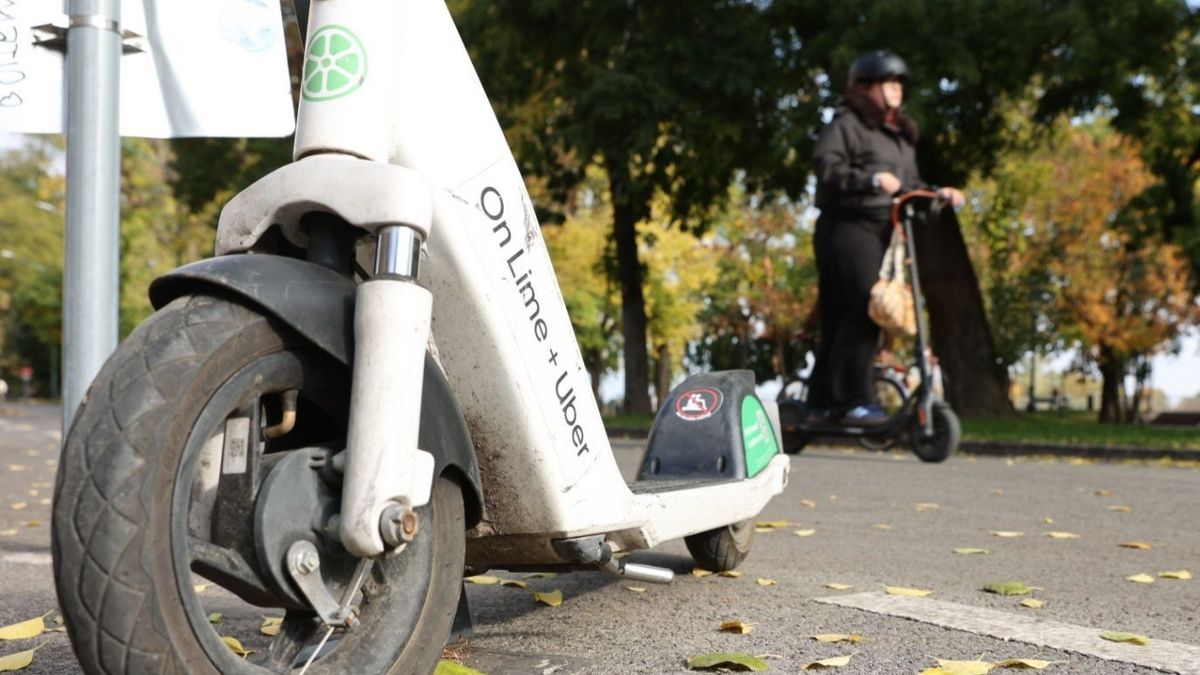 Jönnek az új KRESZ-szabályok, akár egy pohár ital miatt is megbüntethetnek az e-rolleren