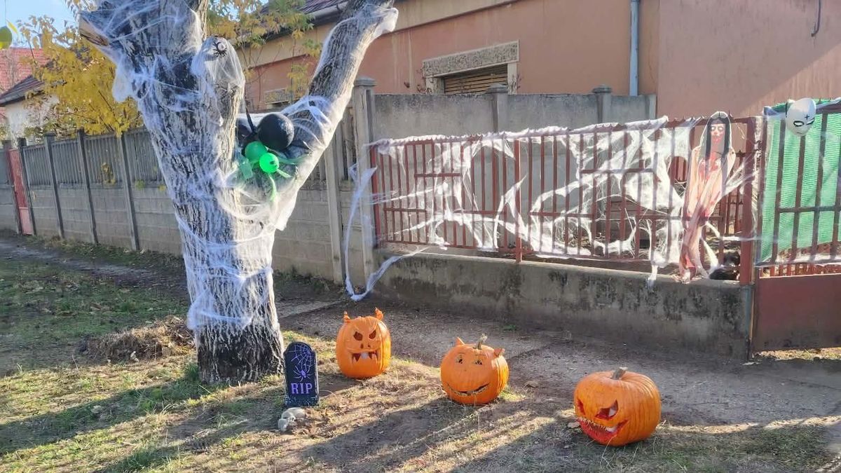 Túl élethűre sikerült a dekoráció: akasztott embernek nézték a halloweeni bábut + fotók