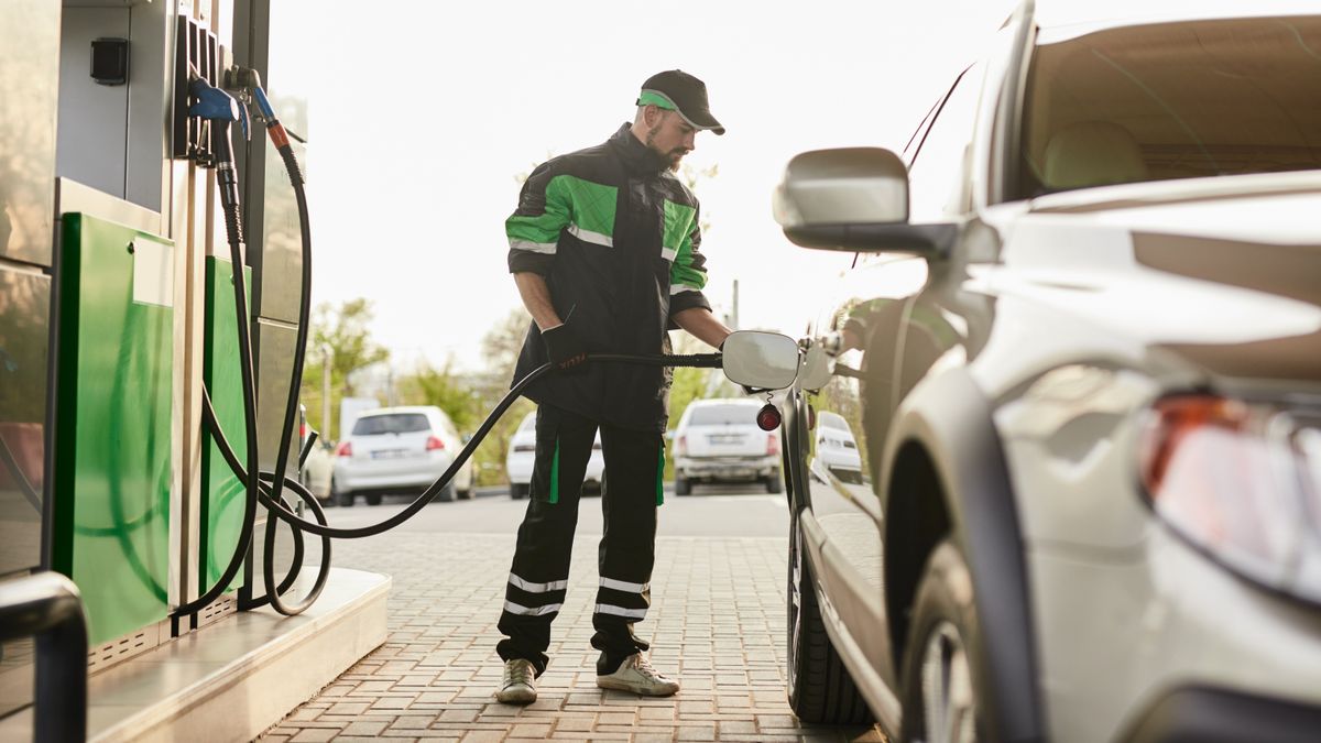 Újabb árváltozás érinti a hazai autósokat: a benzin ára csökkent, a gázolajé viszont nőtt