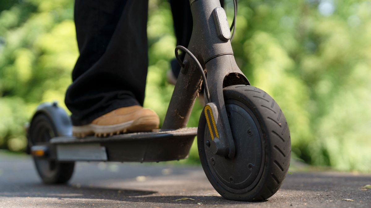 Ittasan indult útnak rollerrel, kacsázása buktatta le a rendőrök előtt