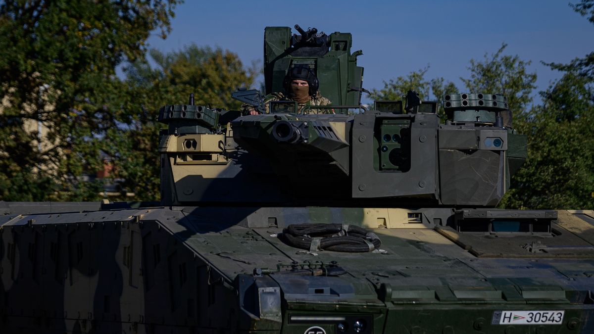 Gyerekkori álomból lett hivatás: így dolgoznak a Lynx harcjárművek vezetői + fotók