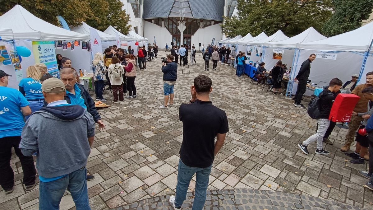Szakmák kavalkádja Makón: 24 sátorban mutatták meg a diákoknak, mi vár rájuk a jövőben + fotók, videó