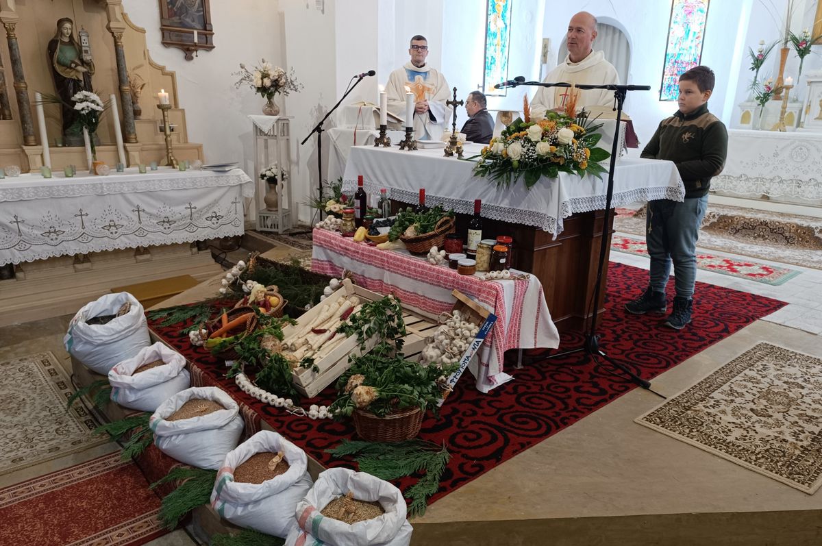 terményáldás