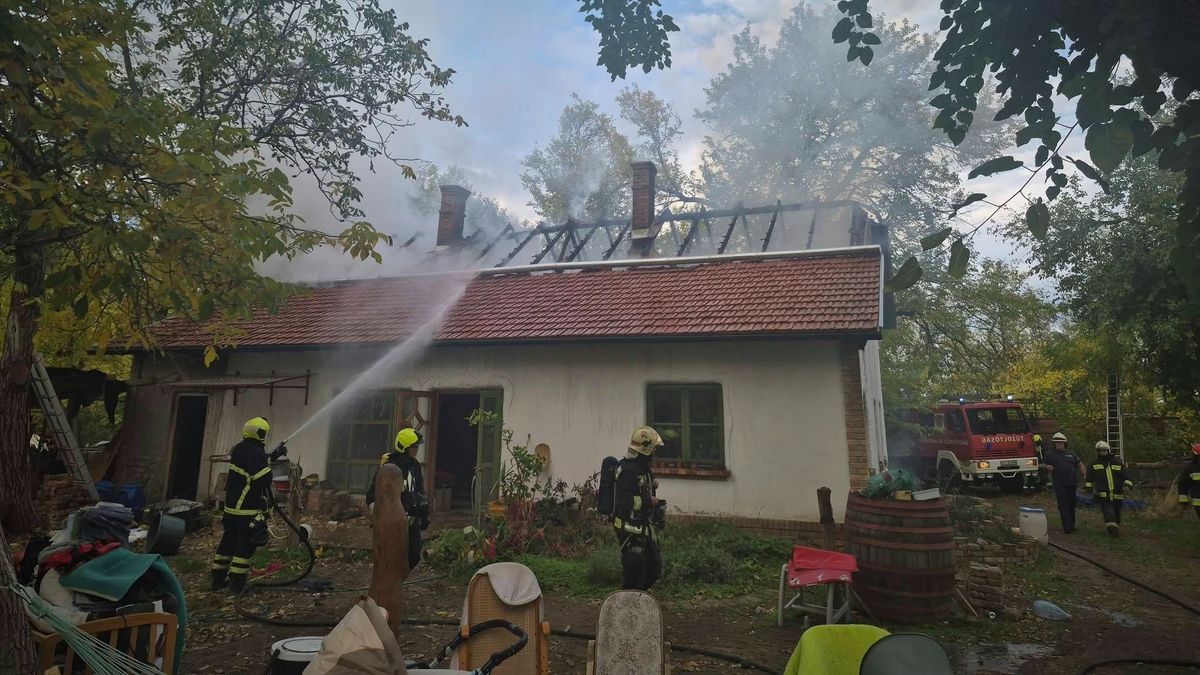 Kigyulladt egy családi ház Szatymazon, több tűzoltóegységet is riasztottak