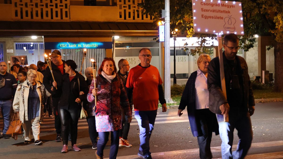 Fáklyákat emeltek az ég felé a szervátültetés napján Makón
