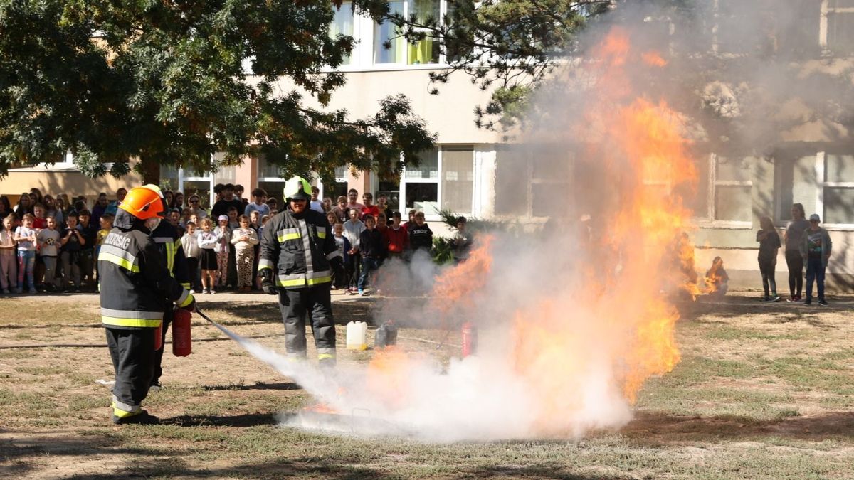 Magasra csaptak a lángok, tanárnő is oltotta a tüzet a Janikovszky iskolában + fotók, videó