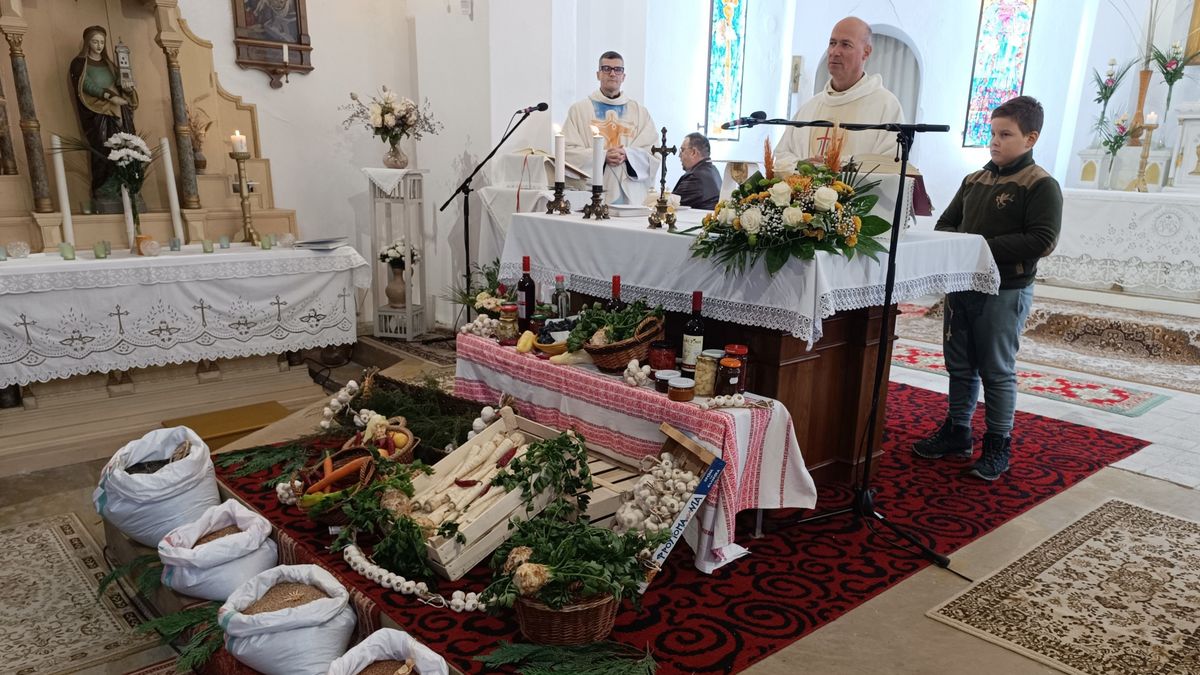 Megáldották a terményeket Bogárzón, de a gazdák idén alig örülhetnek + fotók, videó